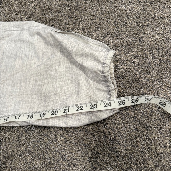 Lululemon Om Pant
Commuter Denim White / Fossil / White size 8 - Picture 7 of 7